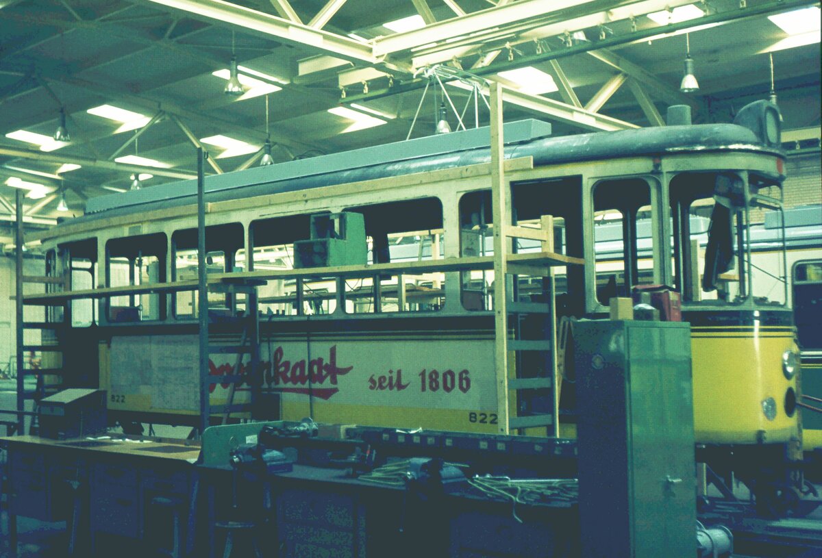 SSB Stuttgart__Arbeitsfahrzeuge der SSB in den 70er und 80er Jahren. In der Hw entsteht die nächste Generation Schleif-Tw. Hier Tw 822 [ME 1957] beim Umbau zum ATw 2002.__18-10-1973