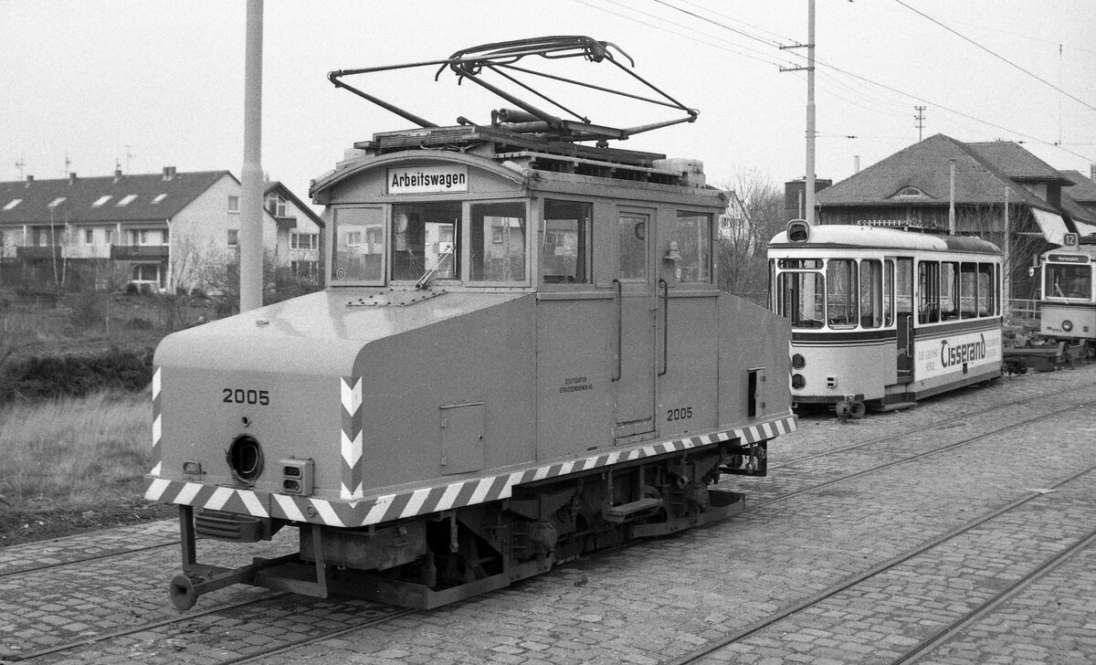 SSB Stuttgart__Arbeitsfahrzeuge der SSB in den 70er und 80er Jahren.__Schleiflok 2005 auf den Schrottgleisen im Bf. Möhringen.__08-1975