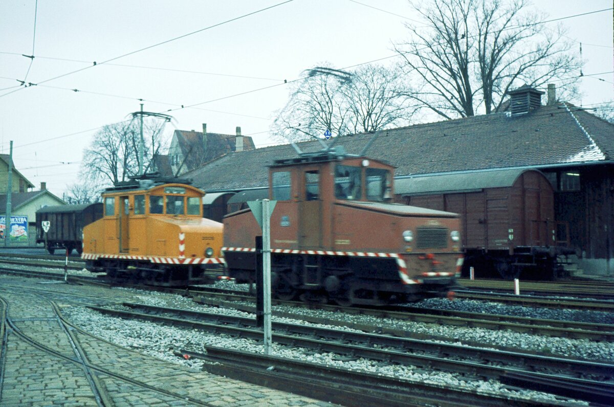 SSB Stuttgart__Arbeitsfahrzeuge der SSB in den 70er und 80er Jahren.__Schleiflok 2005 mit A-Lok 2025_in  rasender Fahrt  durch den Bf. Möhringen.__07-03-1974