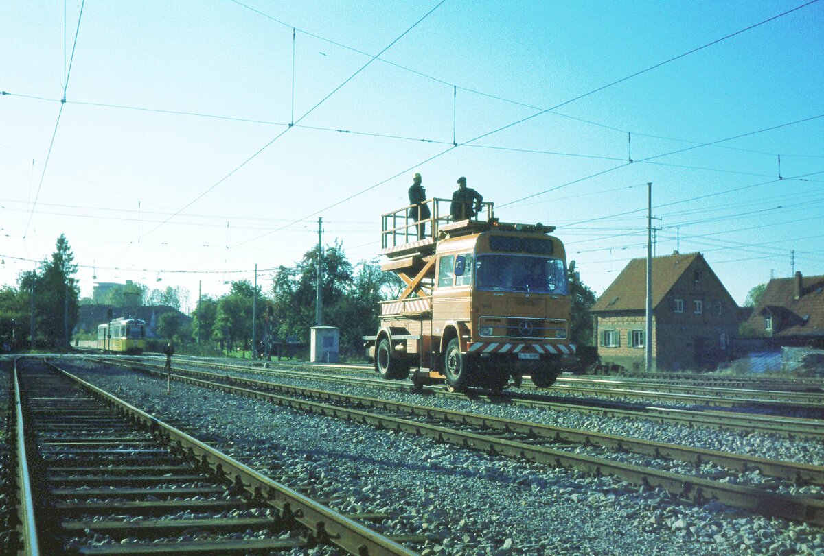 SSB Stuttgart__Arbeitsfahrzeuge der SSB in den 70er und 80er Jahren.__Zweiwege-OL-Montagefz. im Bf.bereich S-Möhringen.__10-1973