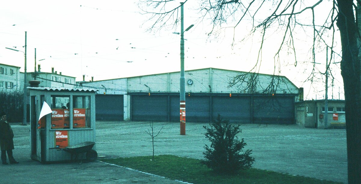 SSB Stuttgart__Betriebshof Degerloch während des 3-tägigen  Großen ÖTV-Streiks  im Februar 1974. Etwas später wurde hier von anderen Streikposten eine weitere fotografische Dokumentation für unerwünscht erklärt.(Andererseits waren die Gewerkschafter so tolerant, die im Depot Degerloch bis zu seiner Stillegung 1990 vor den Diensträumen angebrachte schwarze Dienstplan-Tafel noch mit den originalen DAF-Insignien [“Deutsche Arbeitsfront“] zu tolerieren.Schwäbische Sparsamkeit...).__11-02-1974