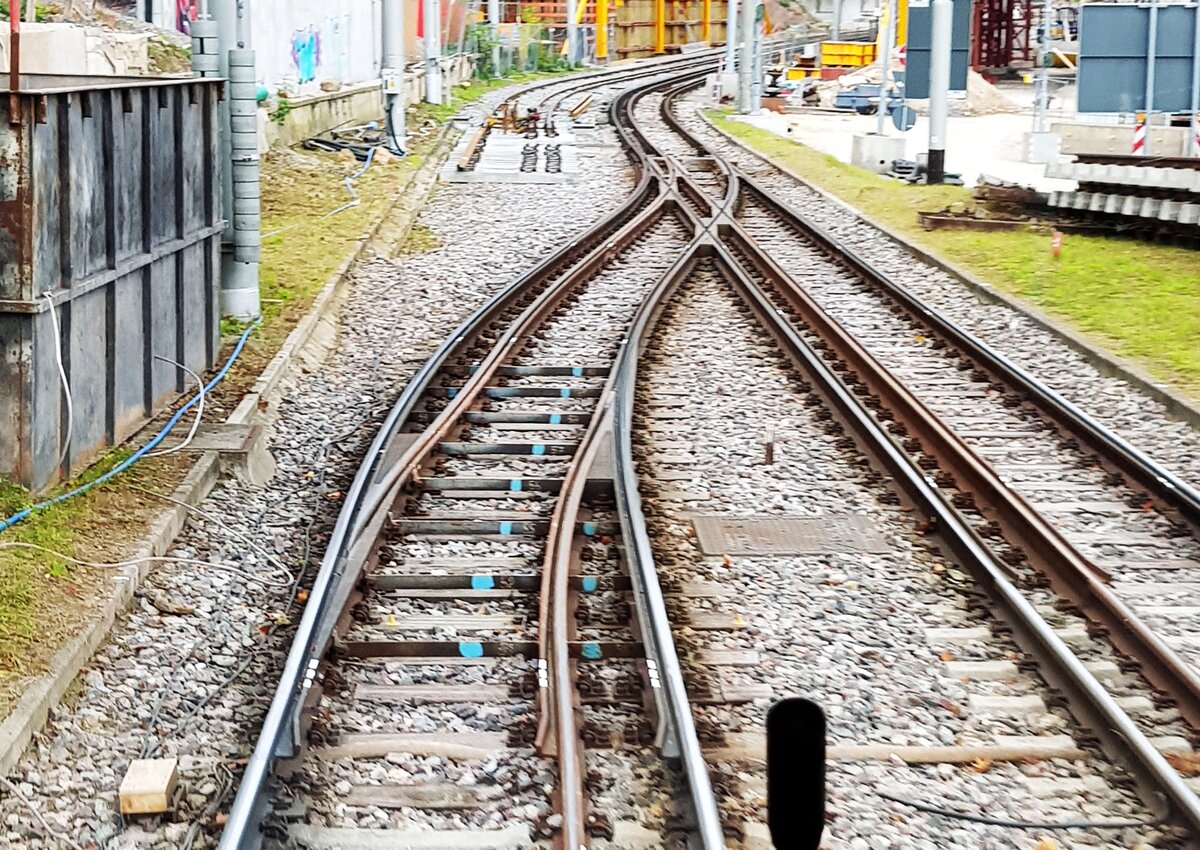 SSB Stuttgart__Blick aus dem Führerstand. Dreischienengleis-Verzweigung im Baustellenbereich nahe der 'Wilhelma'. Keine Sorge, die Räder finden ihre richtige Spur.__27-10-2019