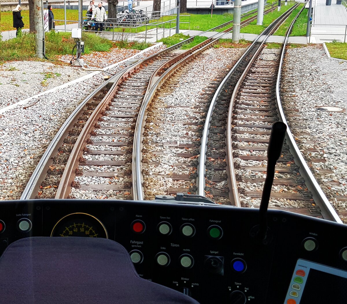 SSB Stuttgart__Blick aus dem Führerstand. Dreischienengleis-Verzweigung im Baustellenbereich nahe der 'Wilhelma'. Hier verkehren die Linie U14 und Museumszüge aus dem Straßenbahnmuseum in S-Bad Cannstatt.__27-10-2019