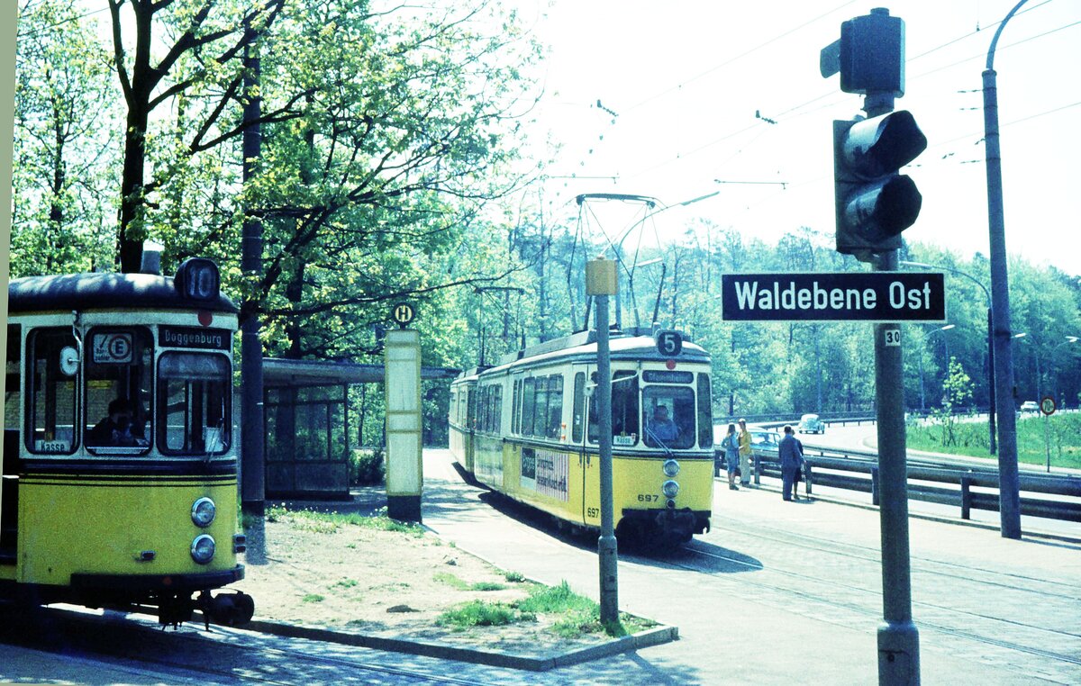 SSB Stuttgart__Der 10er abfahrbereit in der Zwischenschleife 'Geroksruh' zur Doggenburg.Und ein GT4-Zug der Linie 5 von Sillenbuch kommend.__13-05-1973 