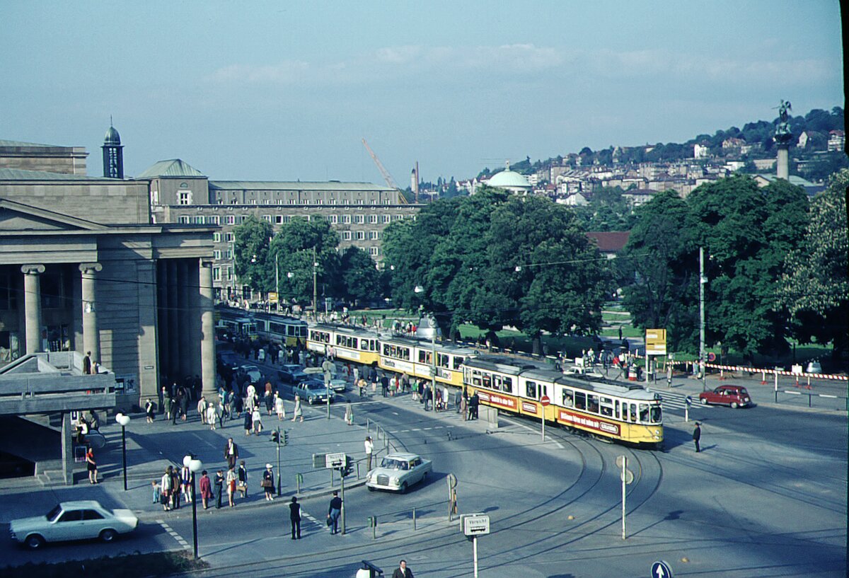 SSB Stuttgart__Der  alte 2er  mit solo DoT4 bei der Ausfahrt aus der Haltestelle Schloßplatz.__1970