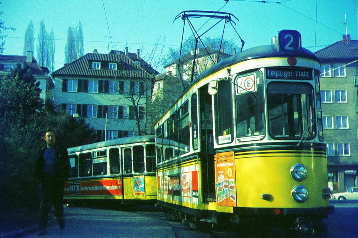 SSB Stuttgart__Der  alte 2er  mit T2 770 + B2 in der Endschleife 'Leipziger Platz'.__14_04-1971