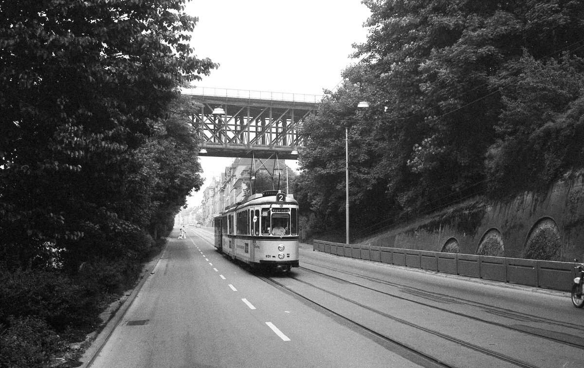 SSB Stuttgart__Der  neue 2er  auf der Strecke der bisherigen Linie 21, unter dem König-Wilhelm-Viadukt (Umgehungsbahn S-Untertürkheim - Kornwestheim) in S-Bad Cannstatt auf der Abfahrt von der 'Oberen Ziegelei' Richtung Kursaal. DoT4 931 mit Bw.__05-1980