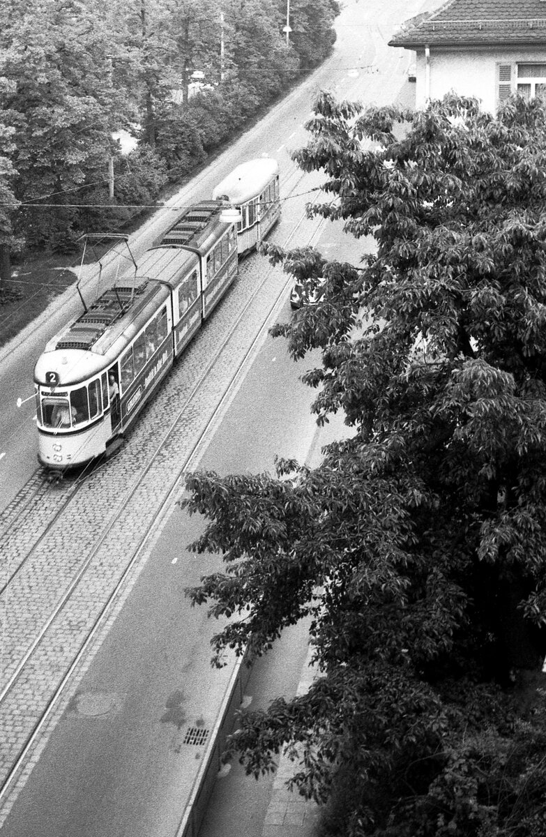 SSB Stuttgart__Der  neue 2er  auf der Strecke der bisherigen Linie 21 von der 'Oberen Ziegelei' Richtung Kursaal, fotografiert aus einem der wenigen Personen-(Sonder-)Züge die noch auf der Güter-Umgehungsstrecke S-Untertürkheim-Kornwestheim verkeh(t)en, vom König-Wilhelm-Viadukt hinunter. DoT4 mit Bw.__05-1980