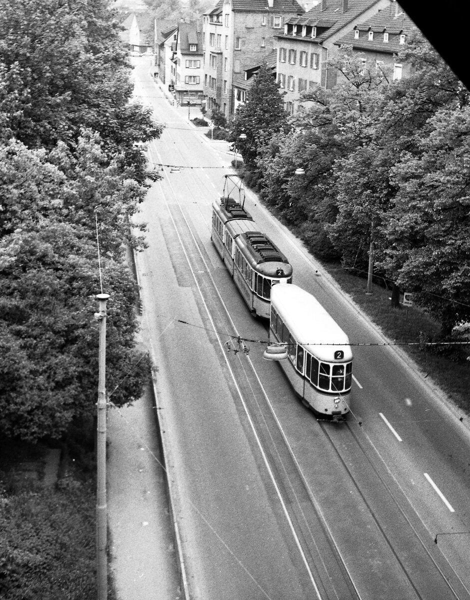 SSB Stuttgart__Der  neue 2er  auf der Strecke der bisherigen Linie 21 von der 'Oberen Ziegelei' Richtung Kursaal, fotografiert aus einem der wenigen Personen-(Sonder-)Züge die noch auf der Güter-Umgehungsstrecke S-Untertürkheim-Kornwestheim verkeh(t)en, vom König-Wilhelm-Viadukt hinunter. DoT4 mit Bw.__05-1980