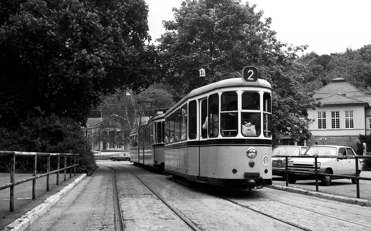 SSB Stuttgart__Der  neue 2er  auf der Strecke der bisherigen Linie 21, beim Kursaal in S-Bad Cannstatt. DoT4 mit Bw.__05-1980