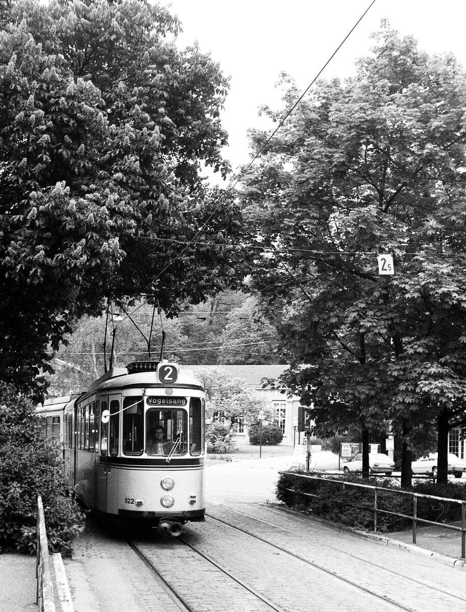 SSB Stuttgart__Der  neue 2er  auf der Strecke der bisherigen Linie 21, beim Kursaal in S-Bad Cannstatt. DoT4 922 mit Bw.__05-1980