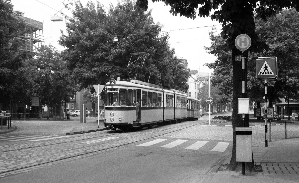 SSB Stuttgart__Der  neue 2er  auf der Strecke der bisherigen Linie 21, quert den Daimler-Platz in S-Bad Cannstatt. DoT4 mit Bw.__05-1980