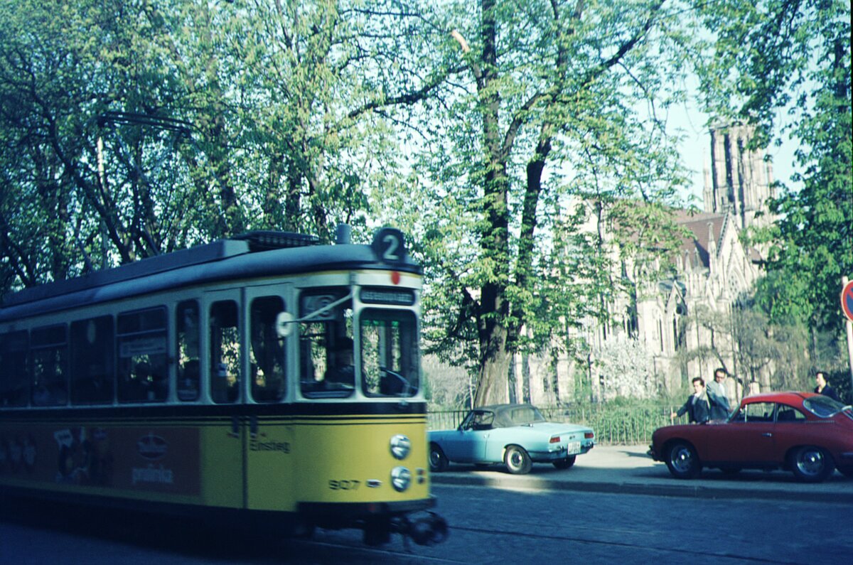 SSB Stuttgart__DoT4 907 auf Linie 2 in der Rotebühlstr. am Feuersee mit Johanneskirche.__14_04-1971