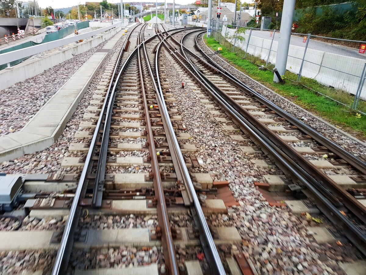 SSB Stuttgart__Dreischienen-Gleisabschnitte__Hier die Geradeaus-Strecke von der Wilhelma kommend zum Straßenbahnmuseum Bad Cannstatt, rechts abbiegend die U14 Richtung Innenstadt.__27-10-2019
