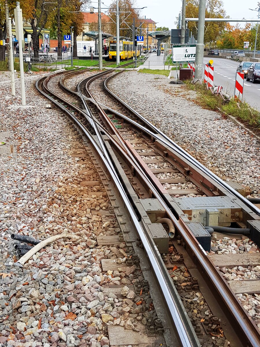 SSB Stuttgart__Dreischienengleis-Verzweigung im Baustellenbereich vor derHaltestelle 'Wilhelma'. Hier verkehren die Linie U14 und Museumszüge aus dem Straßenbahnmuseum in S-Bad Cannstatt.__27-10-2019