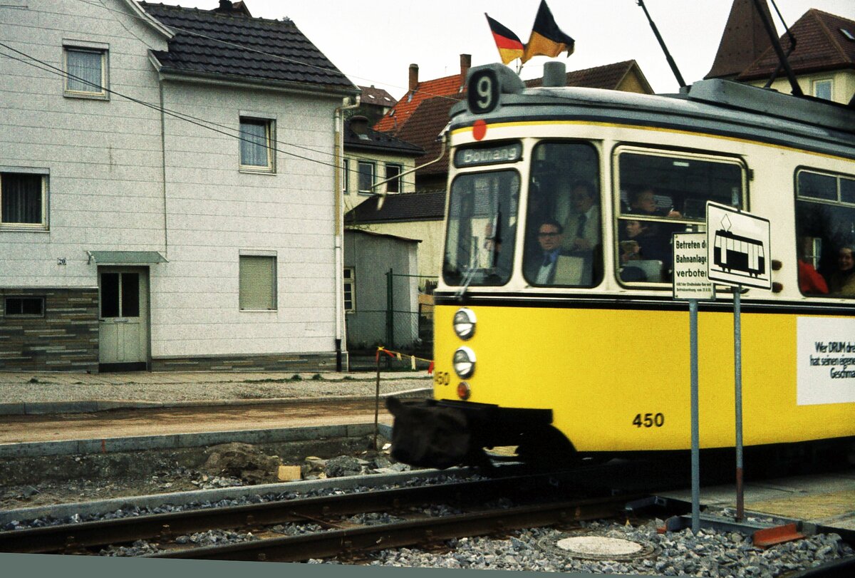 SSB Stuttgart__Einweihung der neuen Endschleife für die Linie 9 in S-Botnang. GT4 450 [ME 1961; heute Museumsfz.] mit Fähnchen und trotz Modernisierung noch mit der Alu-Zierleiste.__01-04-1977