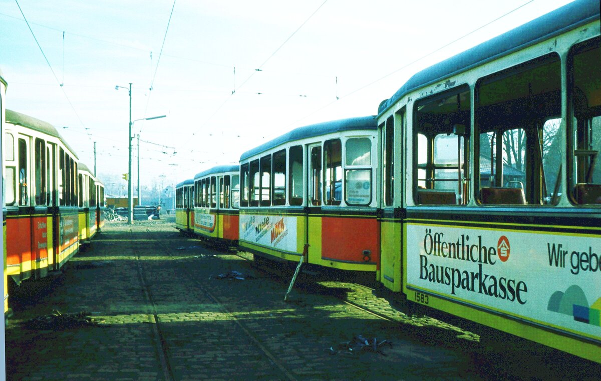 SSB Stuttgart__Endstation. Auf den sog. Schrottgleisen im Bf S-M�hringen.  R1500er Bw ( Schiffle ) [Fuchs HD 1954-57]. Rechts erkennbar Bw 1583 von 1956._04-01-1974
