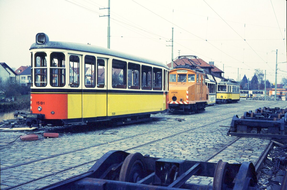 SSB Stuttgart__Endstation. Bf S-M�hringen, Schrottgleise. Bw 1581 [Fuchs HD;1956], Schleiflok 2005 [Sch�rling 1949] und neben einem T2 GS-Tw 854.__17-04-1975