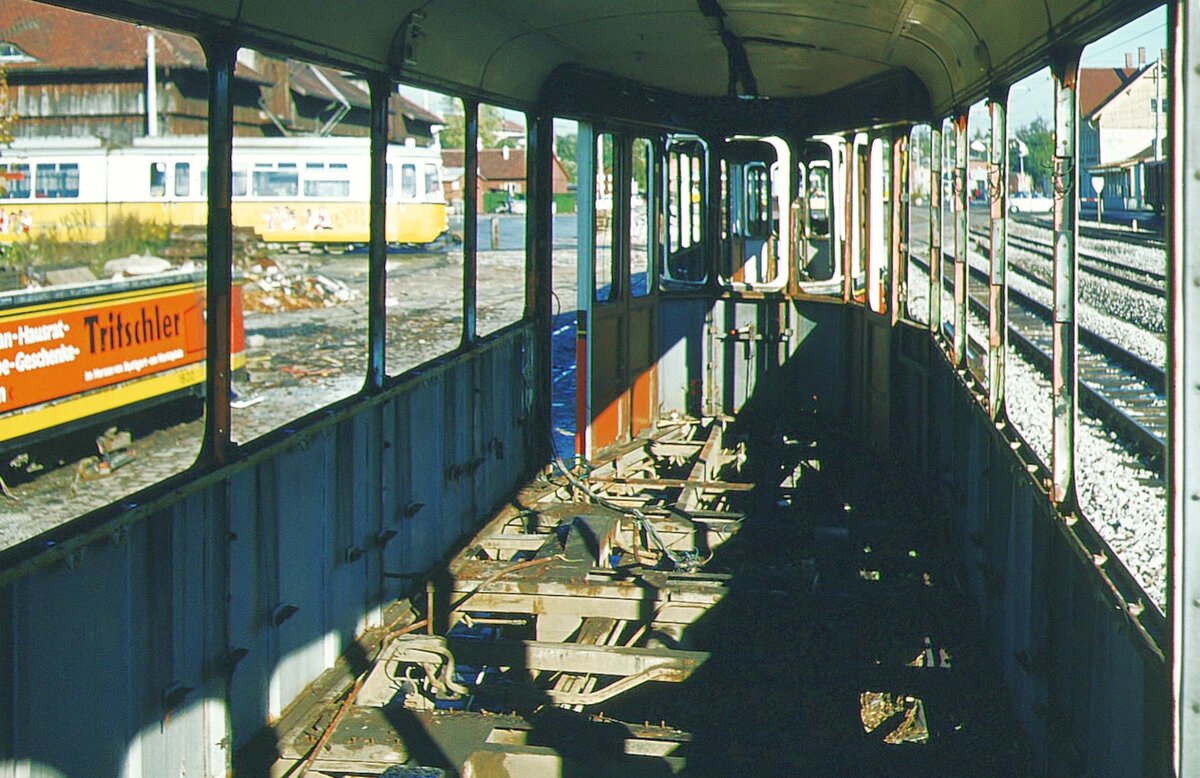 SSB Stuttgart__Endstation. Bf S-M�hringen, Schrottgleise. Blick durch einen 1600er Bw zur Wendeschleife um die G�terhalle herum.__10-1973 