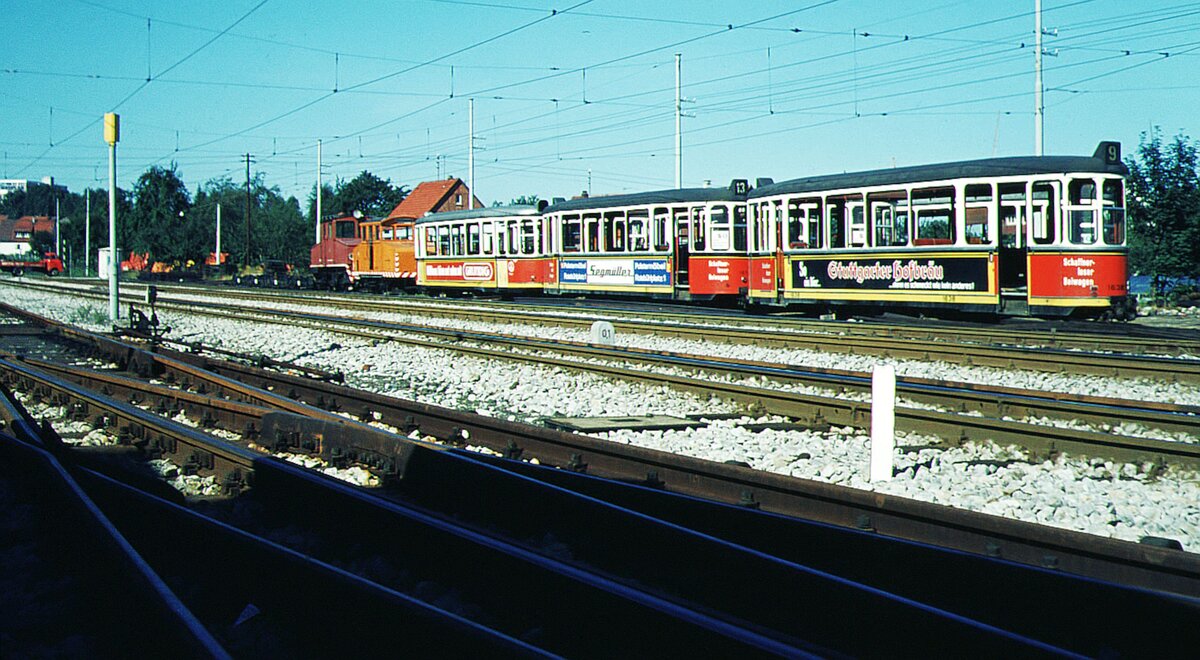 SSB Stuttgart__Endstation. Bf S-M�hringen, Schrottgleise. Bw der Reihe 1500/1600 von Fuchs,HD ( Schiffle ). Au�erdem Schleiflok 2004 und A-Lok 2024.__03-09-1973 