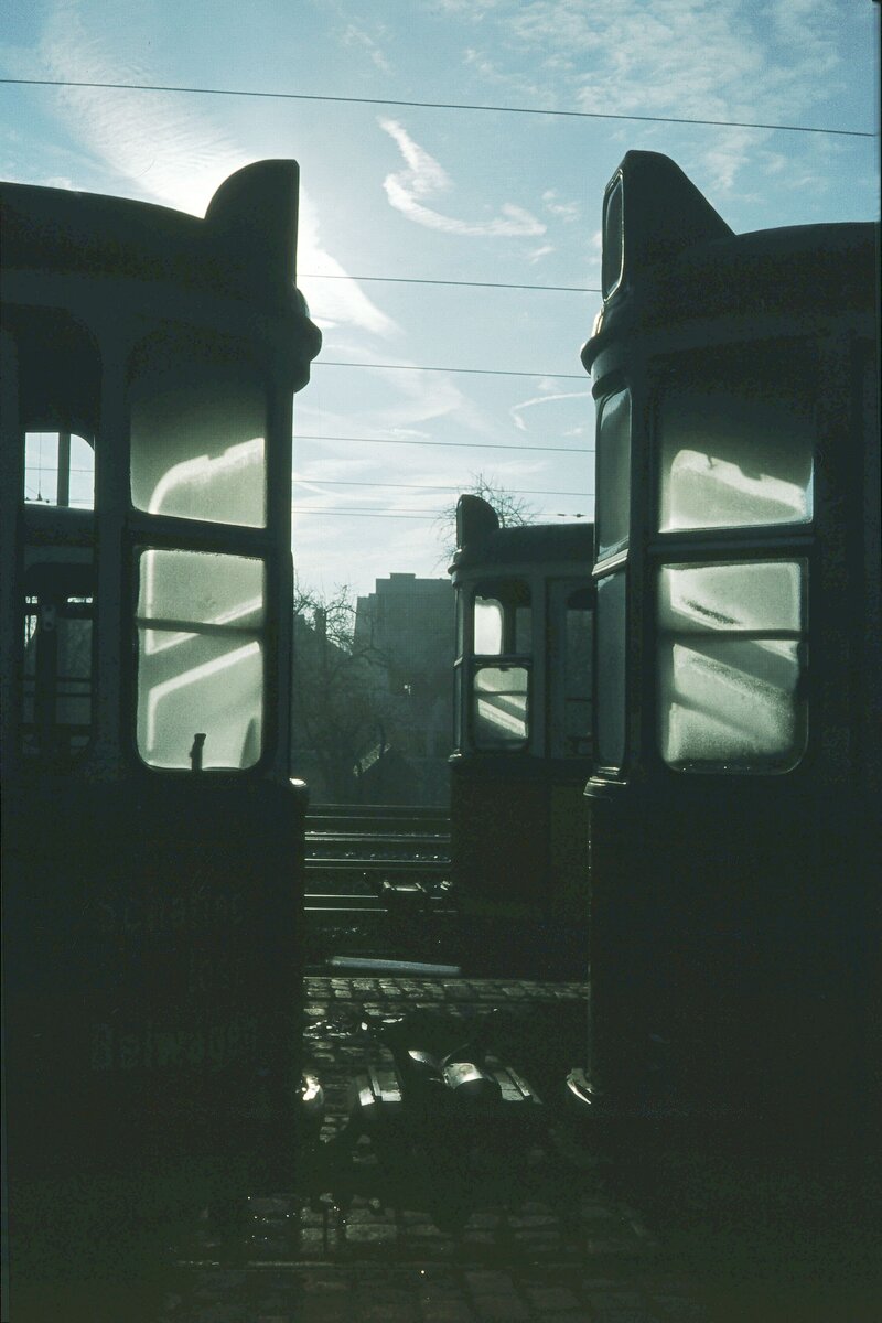 SSB Stuttgart__Endstation: Schrottgleise im Bf S-M�hringen. Morgenstimmung am frostigen Januarmorgen bei den abgestellten R1500/1600er Bw.__04-01-1974