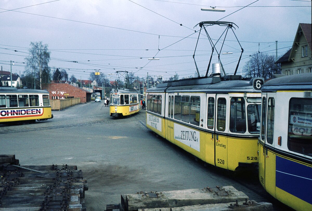 SSB Stuttgarter Straßenbahnen__Bf. S-Möhringen__Links geht's 2-gleisig in die Schleife. Geradeaus geht es irgendwann wieder weiter nach Echterdingen.__29-03-1974