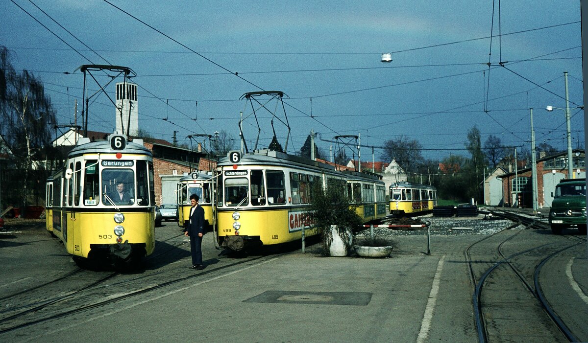 SSB Stuttgarter Straßenbahnen__Bf. S-Möhringen__Und es wurden -im nachmittäglichen Berufsverkehr- in kurzer Folge immer mehr, die sich vor den alten Wagenhallen der Filderbahn versammelten__29-03-1974