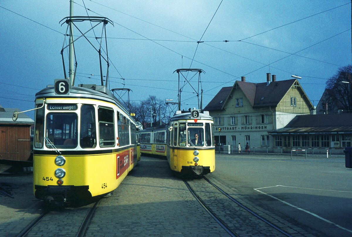 SSB Stuttgarter Straßenbahnen__Bf. S-Möhringen__Zwei Züge der Linie 6, mit GT 4 454 und 516 an der Spitze, vor bedrohlich düsterem Himmel, warten an der Einfahrt in die Wendeschleife bis sie zur Rückfahrt an der Reihe sind.__29-03-1974