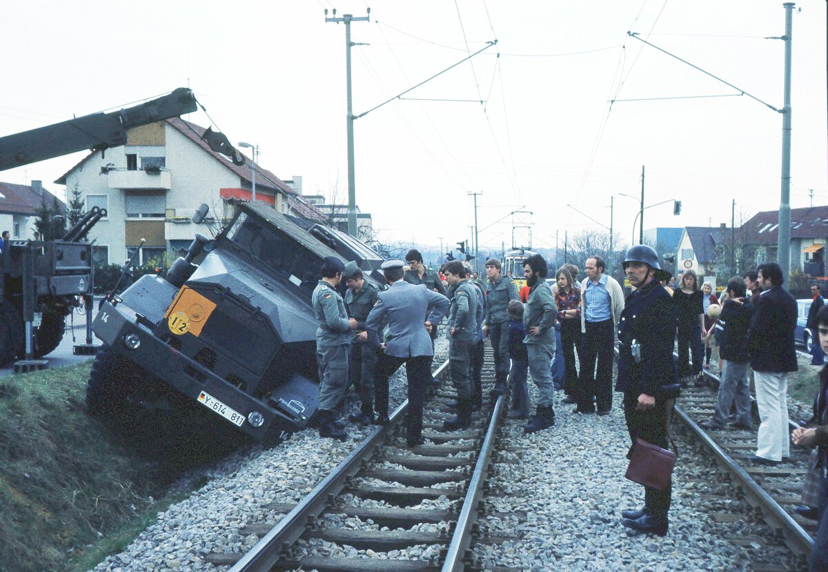 SSB Stuttgarter Straßenbahnen__Strecke der Linie 6 nach Echterdingen in Unteraichen. Inzwischen ist ein Kranwagen im Einsatz, um das Gleis wieder frei zu bekommen. Und Befehlsgewalt scheint auch eingetroffen zu sein...__29-03-1974