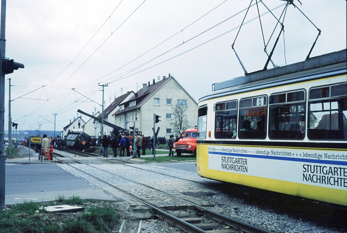 SSB Stuttgarter Straßenbahnen__Zug der Linie 6 von Echterdingen muß in Unteraichen warten, bis der verunglückte Tankwagen geborgen ist.__29-03-1974