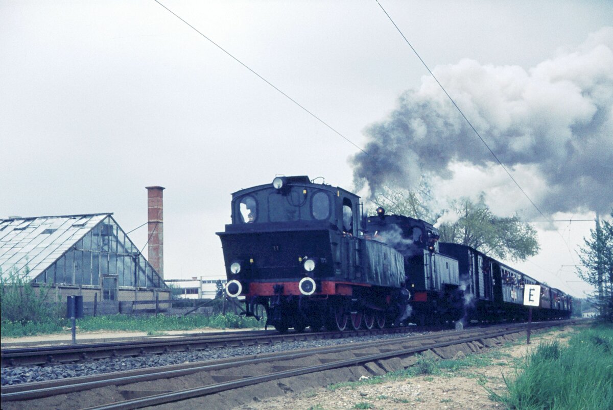 SSB Stuttgart_Filderbahn__Sonderzug der GES von Neuhausen/Filder nach S-Möhringen zwischen 'SSB-Zentrum' und Abzweig nach Echterdingen. Hier wurde 2021 das Gleisdreieck  Pflugmühle  fertiggestellt. __04-05-1975