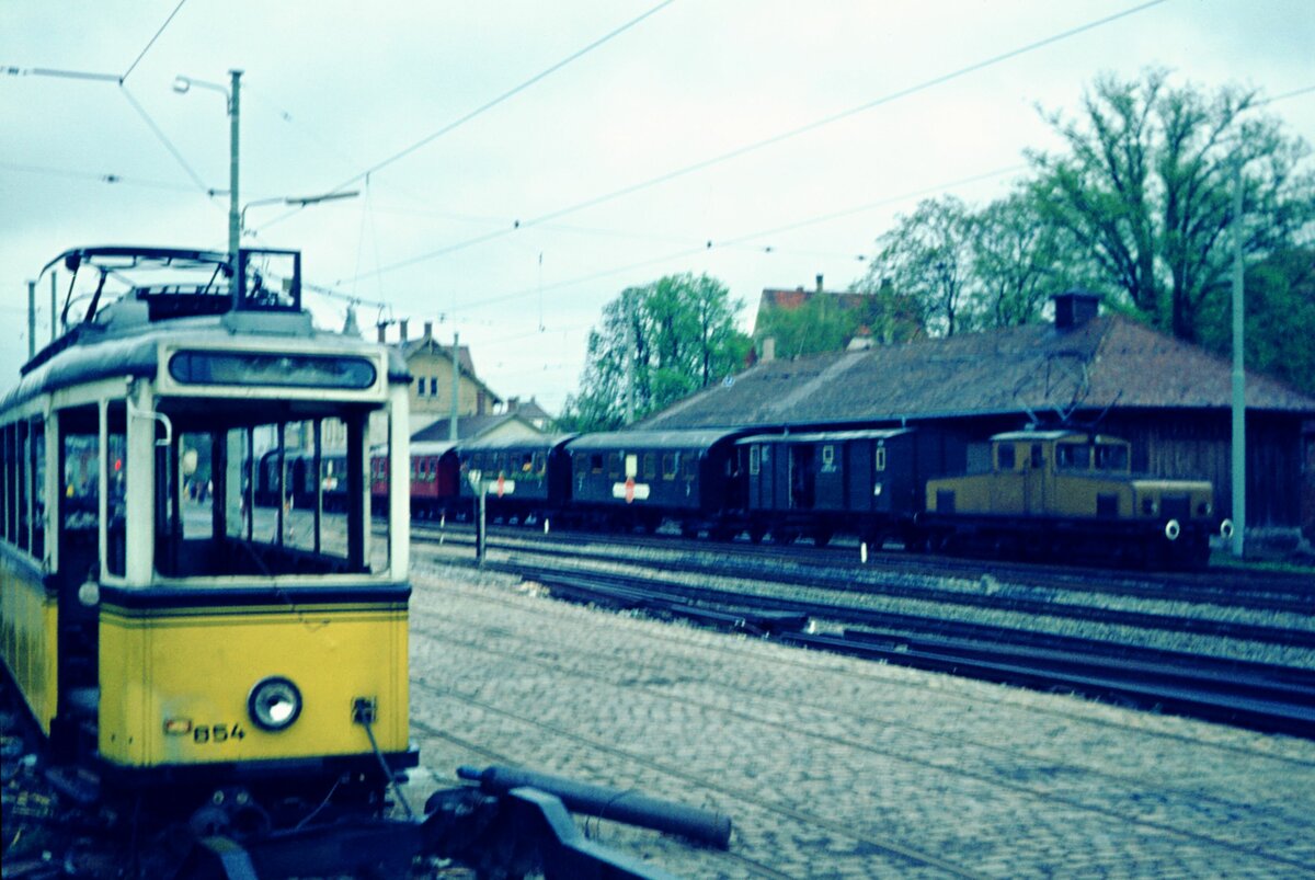 SSB Stuttgart_Filderbahn__Voll elektrisch. GS(Gartenschau-)Tw 854 [Uerdingen, 1939] im Prozess der Verschrottung befindlich... (Diese Tw waren zuvor noch einige Jahre auf der Linie 31 -Filderbahnstrecke S-Vaihingen-PLieningen- eingesetzt) und SSB Güterzug-Ellok Nr.1 [Trelenberg Breslau 1922] rangiert die P-Wagen.__03-05-1975