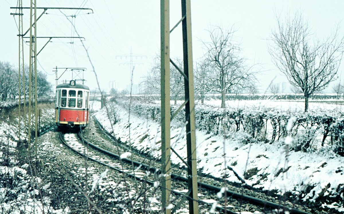 SSB Stuttgart_Filderbahn__Zwischen Leinfelden und Echterdingen: Zug der Linie 6 auf der Meterspurstrecke von Echterdingen kommend unterquert gleich die vollspurige Filderbahnstrecke nach Echterdingen - Neuhausen.__1970
