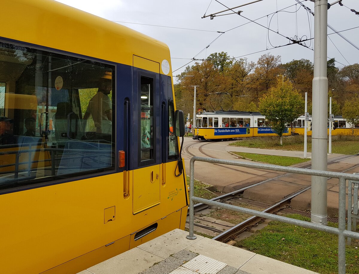 SSB Stuttgart_Generationen-Treff unterm Fernsehturm: S-DT8 auf Linie 15 und GT4 (Museumszug der SHB) an der 'Ruhbank'.__27-10-2019