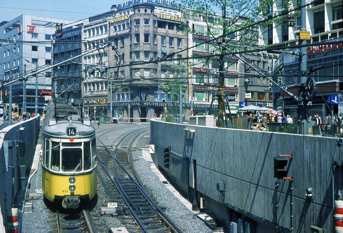 SSB Stuttgart__Gleis- und Tunnelbau__Am Wilhelmsbau war die Ein- und Ausfahrt über die Tunnelrampe im Juni 1972 schon  längst  Normalzustand. So wie hier für den 14er mit GT4 411 vom Rotebühlplatz her.__03-06-1972