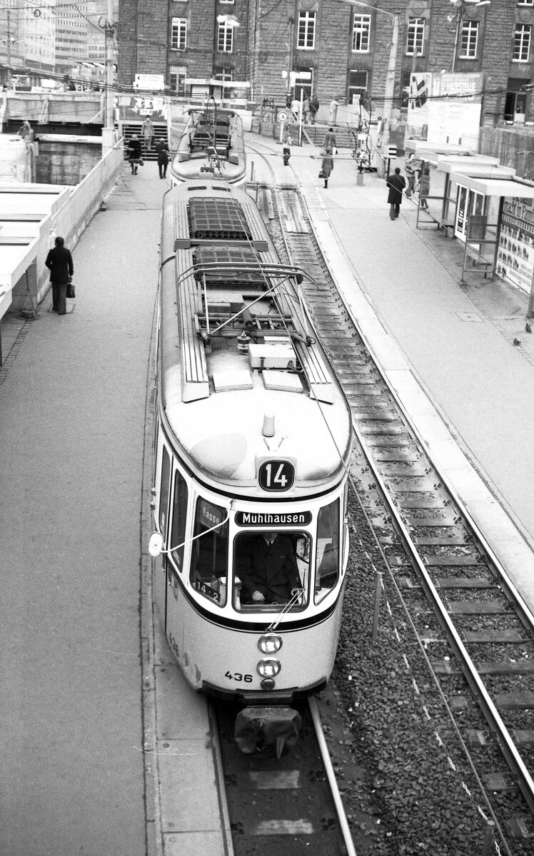 SSB Stuttgart__Gleis- und Tunnelbau__Der 14er nach Mühlhausen, mit GT4 436 an der  Rampen-Haltestelle  vorm Bahnhofsturm, vor der Tunneleinfahrt zur 'Staatsgalerie'.__08-01-1976 