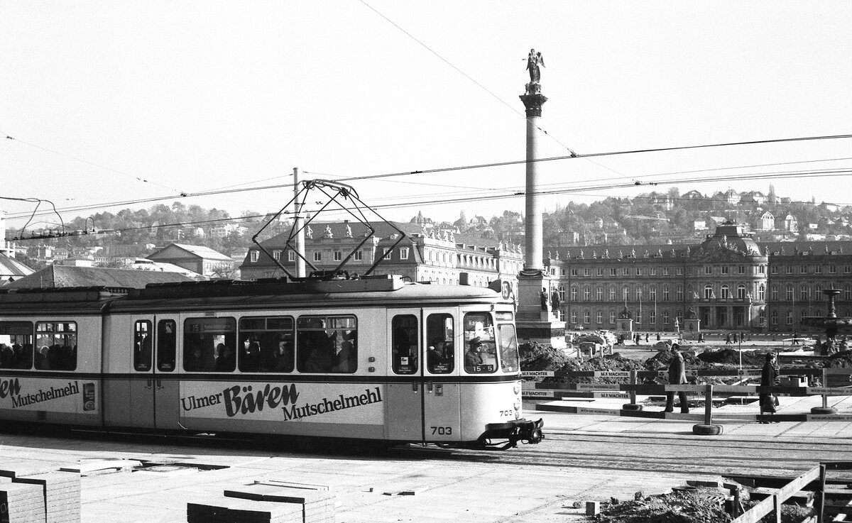 SSB Stuttgart__Gleis- und Tunnelbau__Der Schloßplatz als Großbaustelle. Linie 15 mit GT4 703 findet ihren Weg.__29-12-1976 