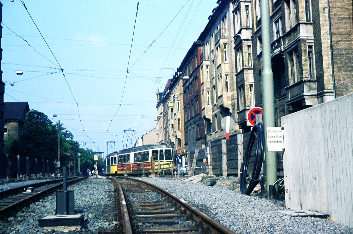SSB Stuttgart__Gleis- und Tunnelbau__Ein paar Monate später sieht es schon sehr aufgeräumt aus, an der Rampenausfahrt zum Stöckach. Der 21er kurvt noch ebenerdig zur Haltestelle 'Stöckach', aber vier Tage später gings durch den Tunnel!__06-05-1972