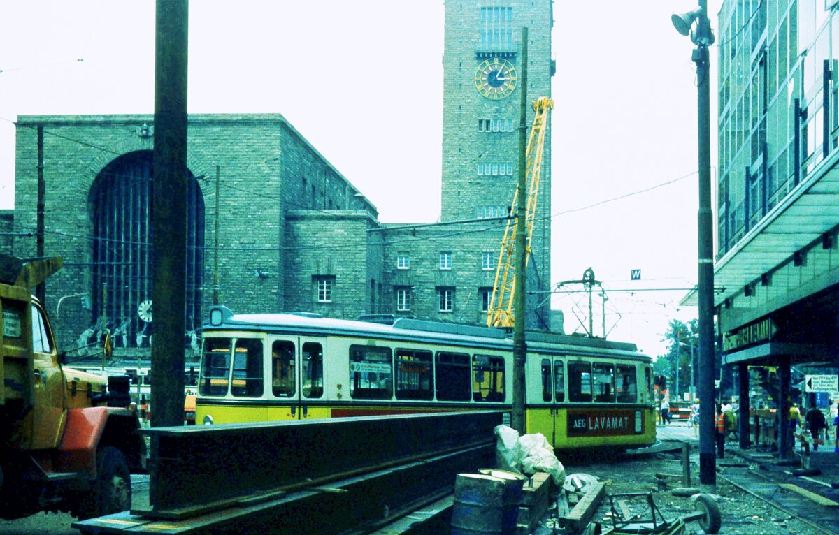 SSB Stuttgart__Gleis- und Tunnelbau__Ein Solo-GT4 holt vorm Hbf weit aus.__07-1973