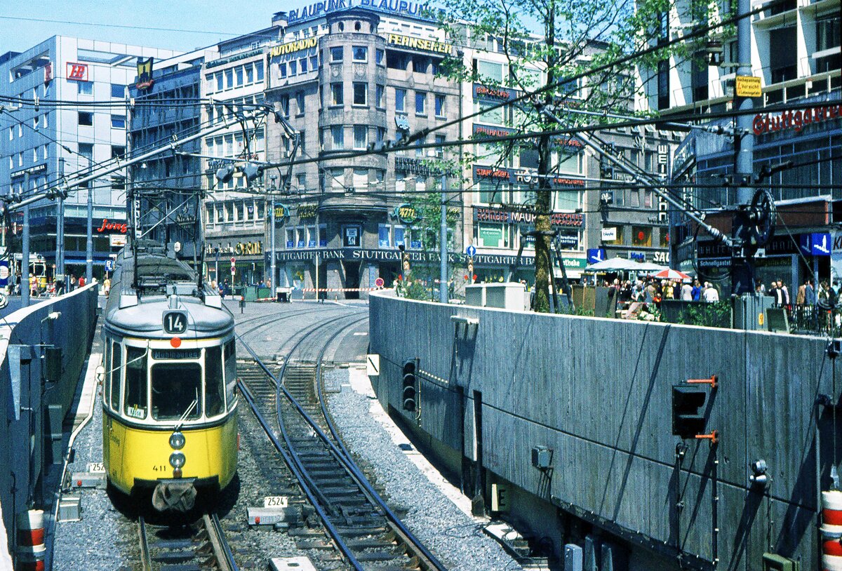 SSB Stuttgart__Gleis- und Tunnelbau__GT4 411 auf Linie 14 vor dem Wilhelmsbau auf der Tunnelrampe Richtung Charlottenplatz - Stöckach.__03-06-1972
