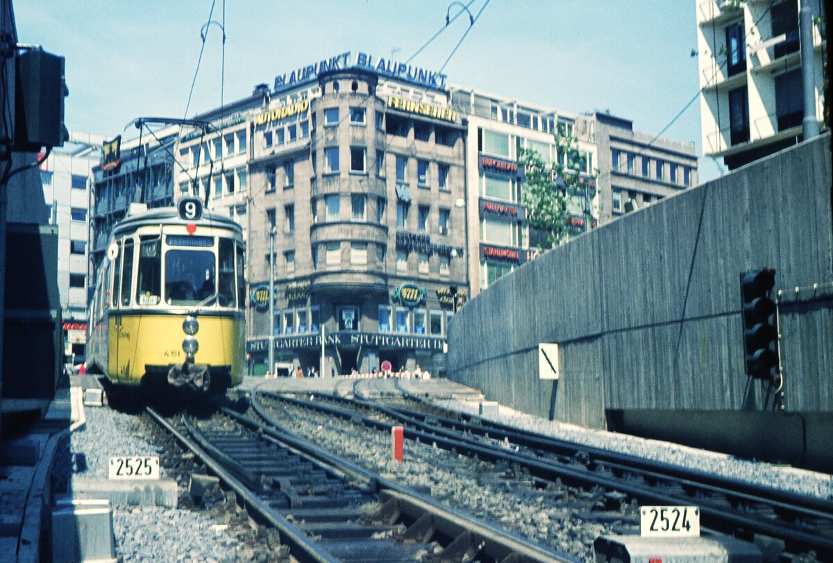 SSB Stuttgart__Gleis- und Tunnelbau__GT4 451 auf Linie 9 taucht über die Rampe vor dem Wilhelmsbau ab in den Tunnel Richtung Charlottenplatz - Stöckach.__03-06-1972