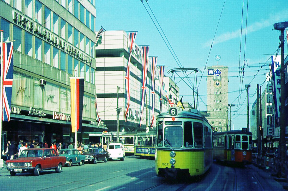 SSB Stuttgart__Gleis- und Tunnelbau__Hier biegt ein Zug der Linie 6 mit GT4 502 aus der Kronenstraße in die Königstr. Richtung Schloßplatz ein. Ein Zug der der Linie 10 fährt entgegengesetzt. Die Umleitungsstrecke durch die Lautenschlager- und Kronenstr. war vom 29.09.1971 bis 13.11.1972 in Betrieb, um solange auf und unter dem Bahnhofsvorplatz  ungestört  bauen zu können.__08-1972