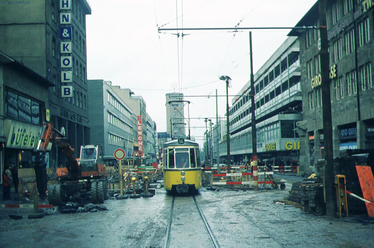 SSB Stuttgart__Gleis- und Tunnelbau__Hier, ein knappes Jahr später, und etliche Meter weiter, darf der 14er mit GT4 411 zum Westbahnhof wieder in der Königstraßenmitte fahren.__11-1974