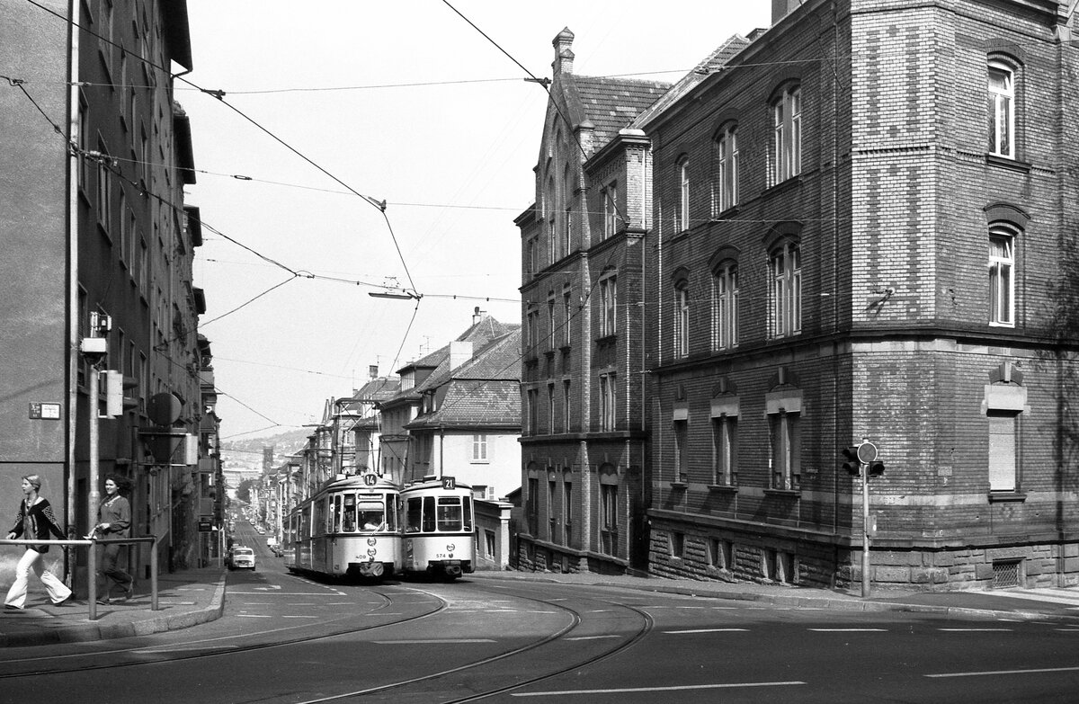 SSB Stuttgart__Gleis- und Tunnelbau__Hier treffen die Linien 14 und 21 in Richtung Leipziger Platz wieder (im Vordergrund) auf die Bestandsstrecke in der Rotenbergstr. Allerdings nur noch bis zum 30.09.1978, denn ab 01.10.1978 verkehrt die S-Bahn unter der Rotebühlstr. nach S-Vaihingen. Linie 14 fährt ab 01.10.1978 über Marienplatz ebenfalls nach S-Vaihingen, die Linie 21 verschwindet für immer. Dafür verkehrt die wiedererweckte Linie 2 von (Botnang)-Vogelsang nach Bad Cannstatt zur 'Oberen Ziegelei'. Im Hintergrund der im Krieg geköpfte Turm der Johanneskirche am Feuersee.__05-08-1978