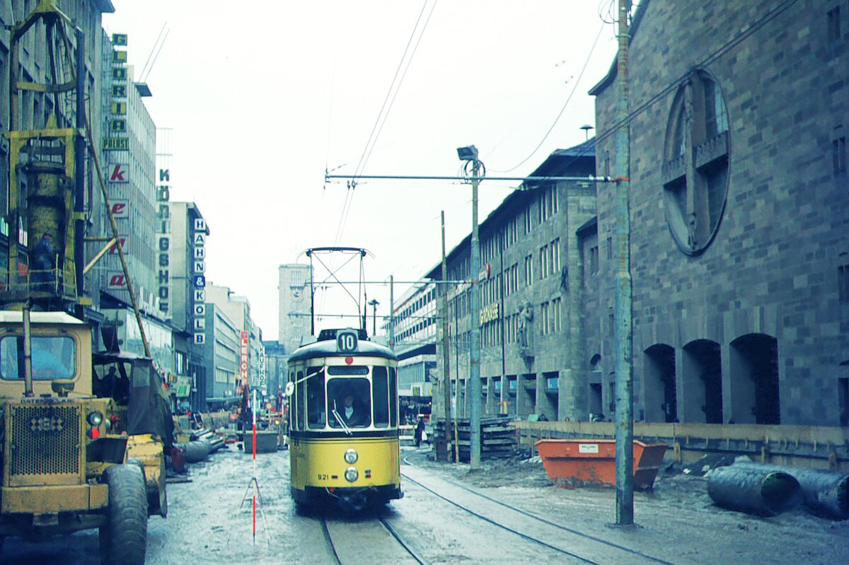 SSB Stuttgart__Gleis- und Tunnelbau__Linie 10 in der Baustelle untere Königstraße. DoT4 921.__11-1974