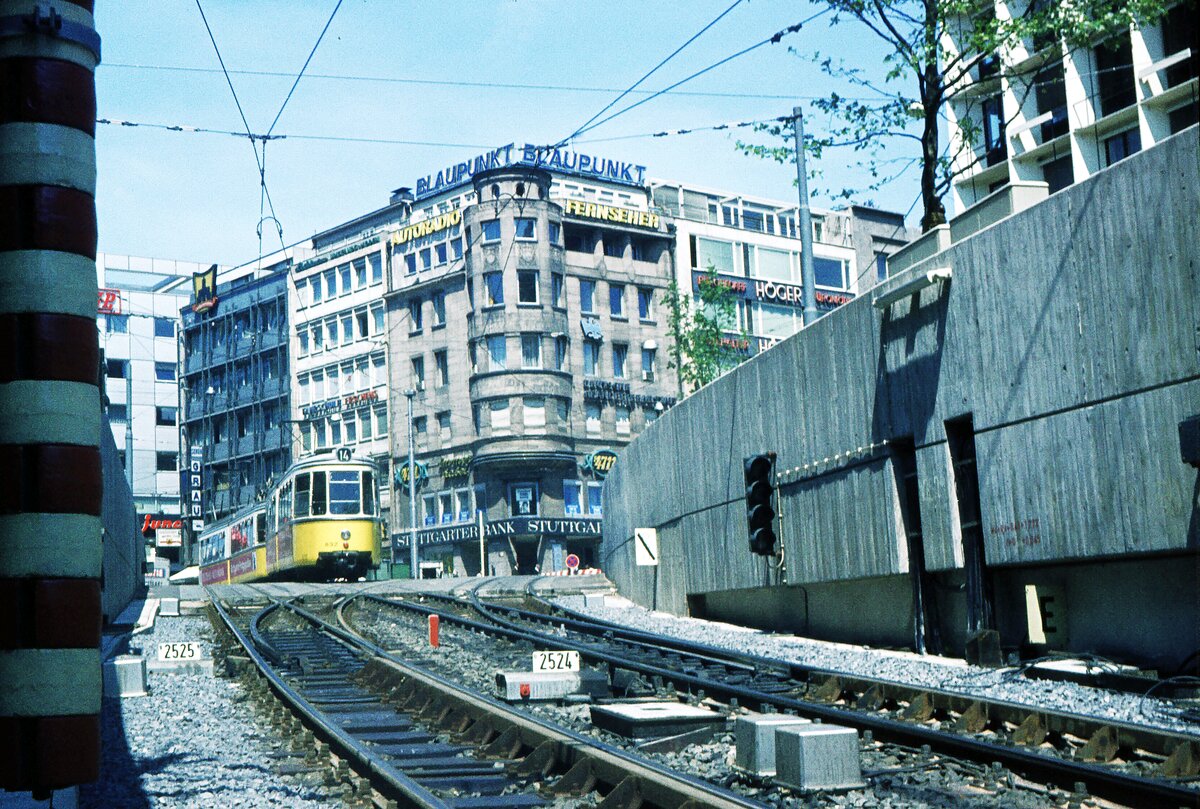 SSB Stuttgart__Gleis- und Tunnelbau__Linie 14 zum Westbhf. hat hier soeben die Rampe am Wilhelmsplatz verlassen.__06-05-1972