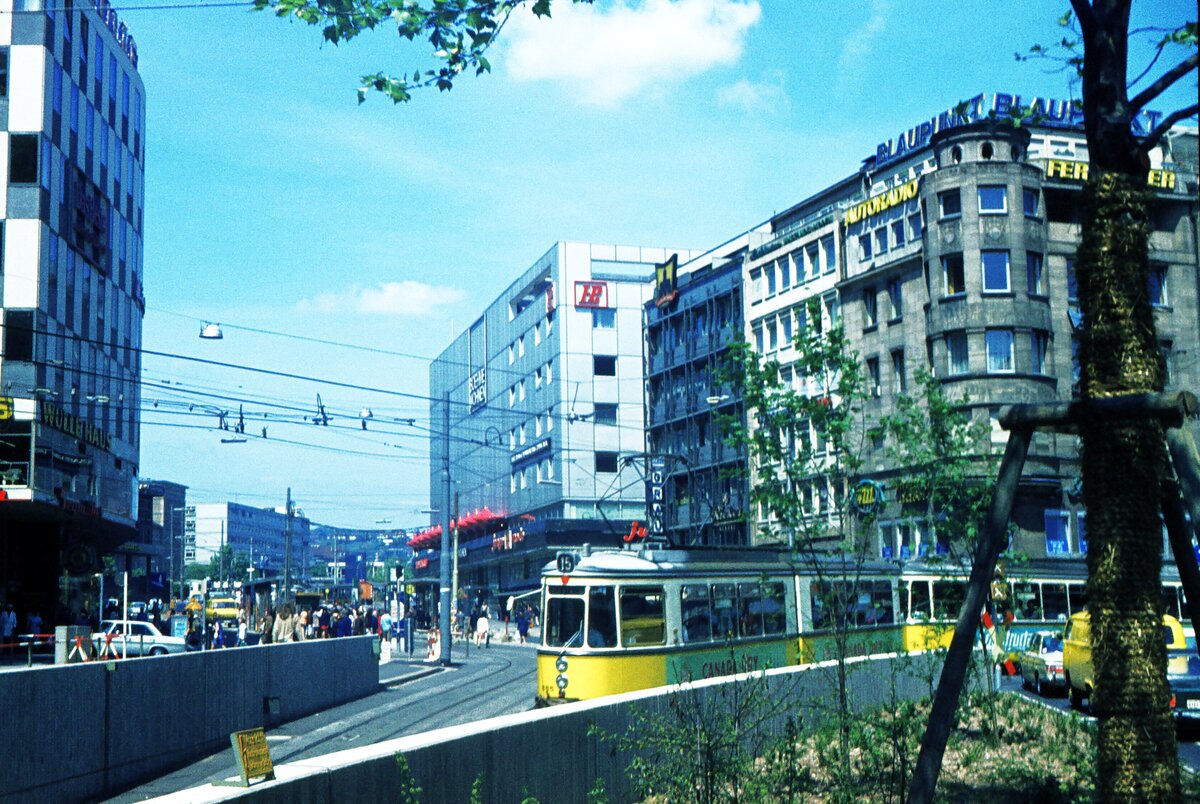 SSB Stuttgart__Gleis- und Tunnelbau__ Linie 15 wieder über Wilhelmsbau  seit 10. Oktober 1971 war wieder ein Stück alte Ordnung hergestellt. Aus der Königstr. kommend verschwindet dieser 15 er vor dem Wilhelmsbau gleich im Untergrund Richtung Marienplatz.__03-06-1972