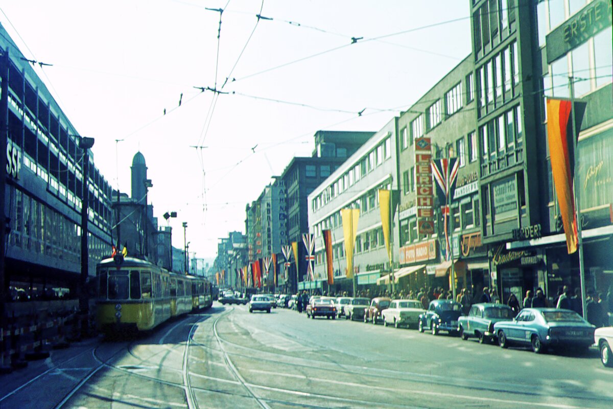 SSB Stuttgart__Gleis- und Tunnelbau__Linie 5 in der Baustelle untere Königstraße hat sich an die 'Girokasse' rangemacht...und wird gleich rechts abbiegen und durch die Kronen- und Lautenschlagerstr. den Bahnhofsvorplatz umfahren.__08-1972