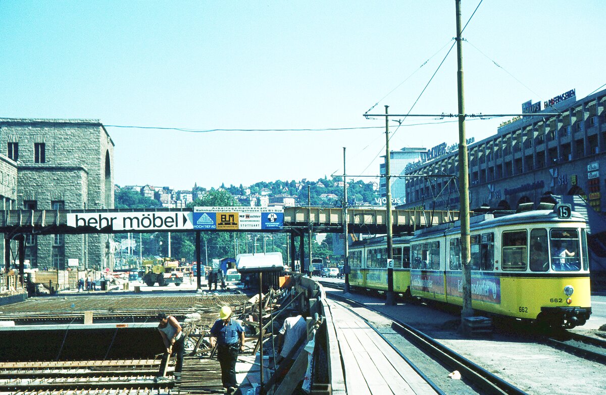 SSB Stuttgart__Gleis- und Tunnelbau__Linie 5 mit GT4 662 als BTw unterfährt den Fußgängersteg über die Baustelle Bahnhofsvorplatz (ab 1976 dann Arnulf-Klett-Platz).__06-08-1973