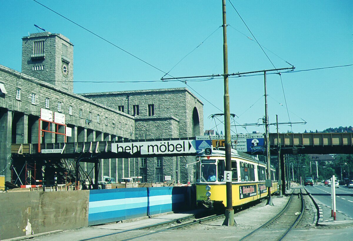 SSB Stuttgart__Gleis- und Tunnelbau__Linie 5 mit GT4 682 unterfährt den Fußgängersteg über die Baustelle Bahnhofsvorplatz (ab 1976 dann Arnulf-Klett-Platz).__06-08-1973